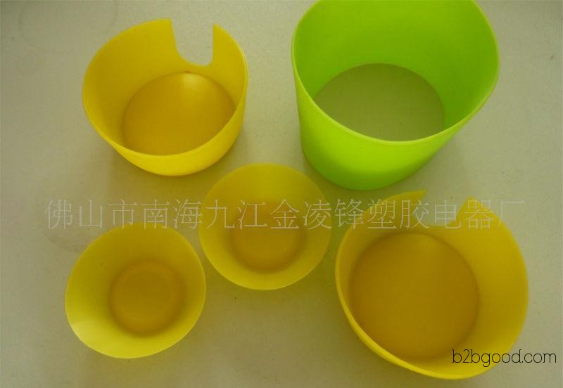 Various plastic containers/synthetic rubber cups/cup holders