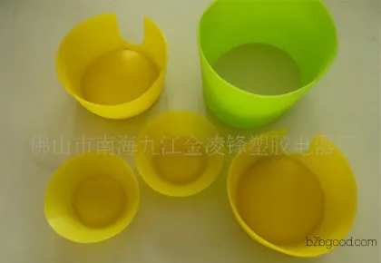 Various plastic containers/synthetic rubber cups/cup holders