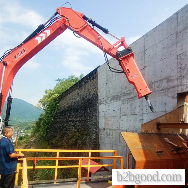 Fixed Breaker Hammer Crushing Large Rocks at Jaw Crusher Inlet! Say Goodbye to Blockage with Fixed Breaker Hammer!